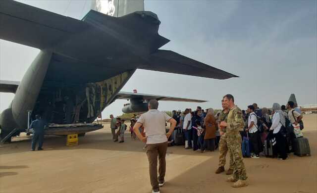 Son Dakika! Sudan'a giden Türk tahliye uçağına ateş açıldı, saldırıya uğrayan uçak emniyetle indi Son Dakika! Sudan'a giden Türk tahliye uçağına ateş açıldı, saldırıya uğrayan uçak emniyetle indi