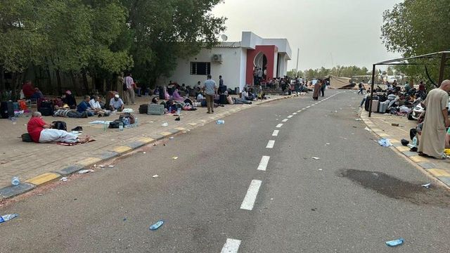 Sudan'da Çatışmalar Devam Ederken Halk Komşu Ülkelere Sığınıyor Sudan'da Çatışmalar Devam Ederken Halk Komşu Ülkelere Sığınıyor