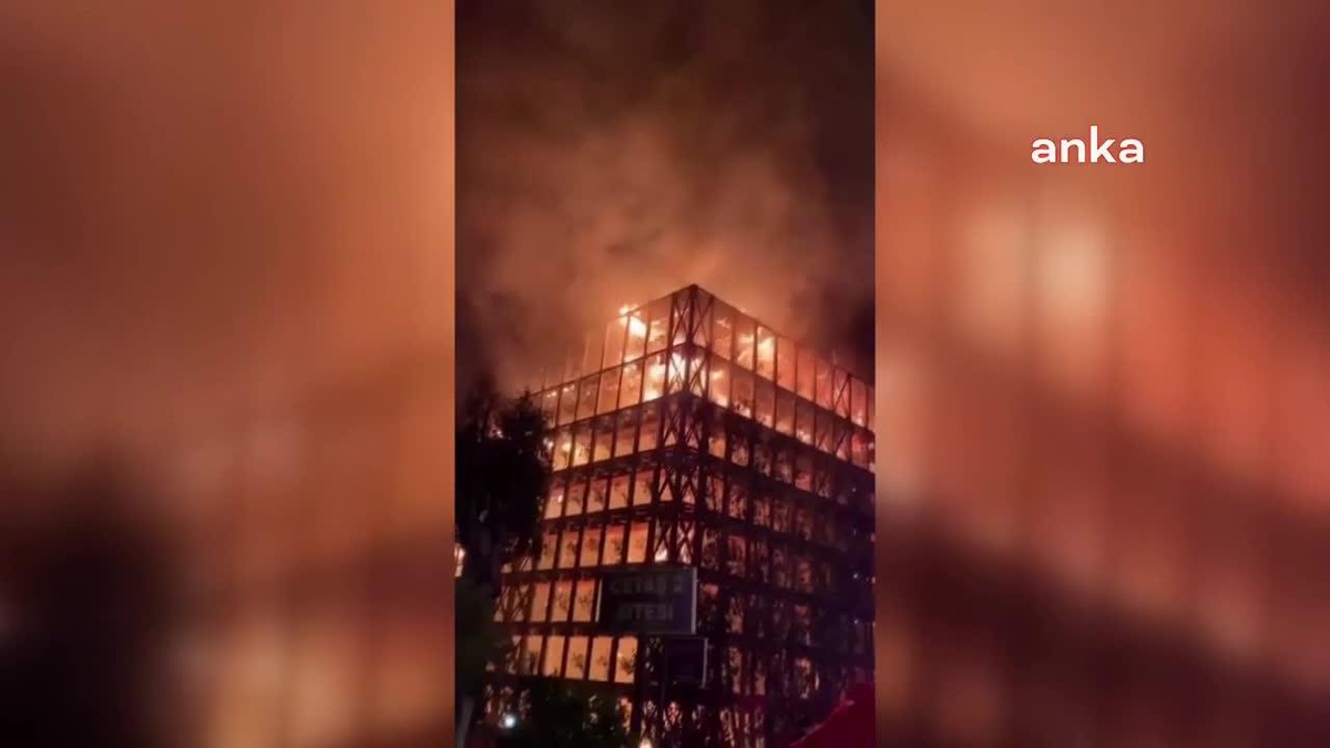 İzmir Narlıdere\'deki Site Yangınına İtfaiye Ekipleri Müdahale Ediyor