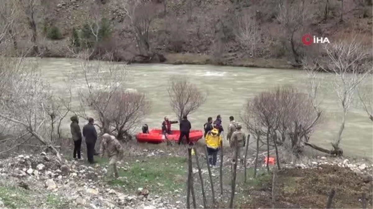 Tunceli\'de 38 Gün Önce Çaya Uçan Araç Su Yüzeyine Çıktı