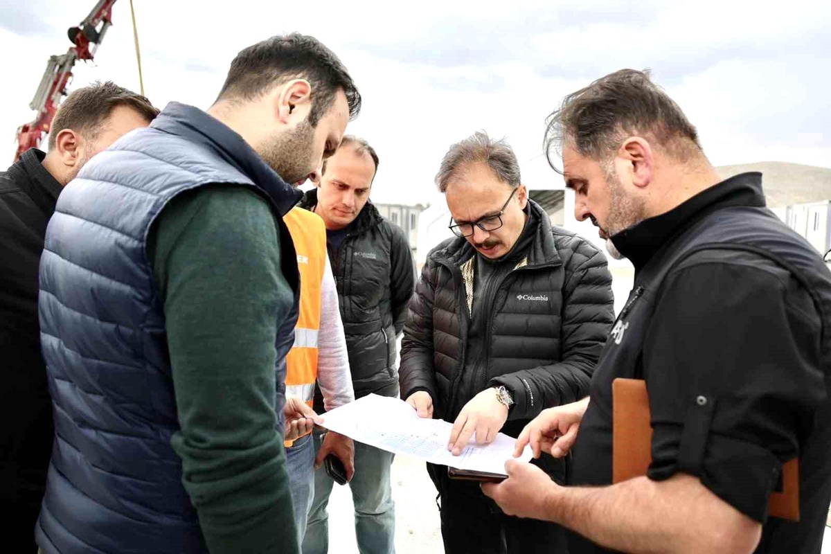 Bilecik Valisi Elbistanda Konteynır Alanlarını İnceledi