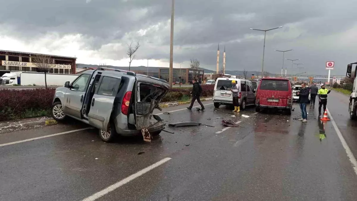 Sivasta Yağışlı Hava Nedeniyle Zincirleme Trafik Kazası