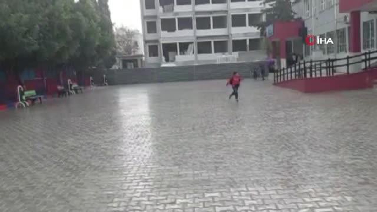 Adana\'da Yağmur ve Doluya Yakalanan Öğrenciler Zor Anlar Yaşadı