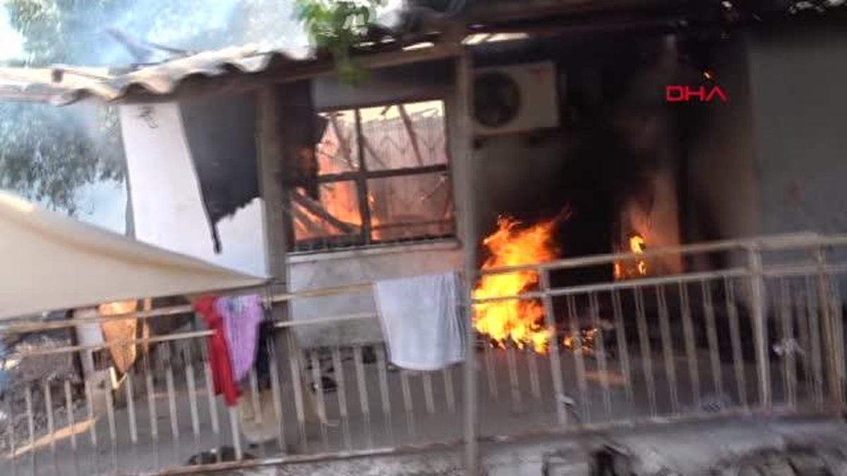 Antalya\'da Gecekondu Yangınında Mahalle Sakinleri Kavga Etti