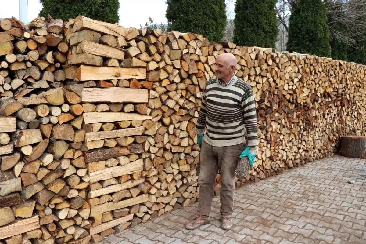Tortumlu Duvar Ustası Yakacak Odunlarını Sanat Eseri Gibi Diziyor