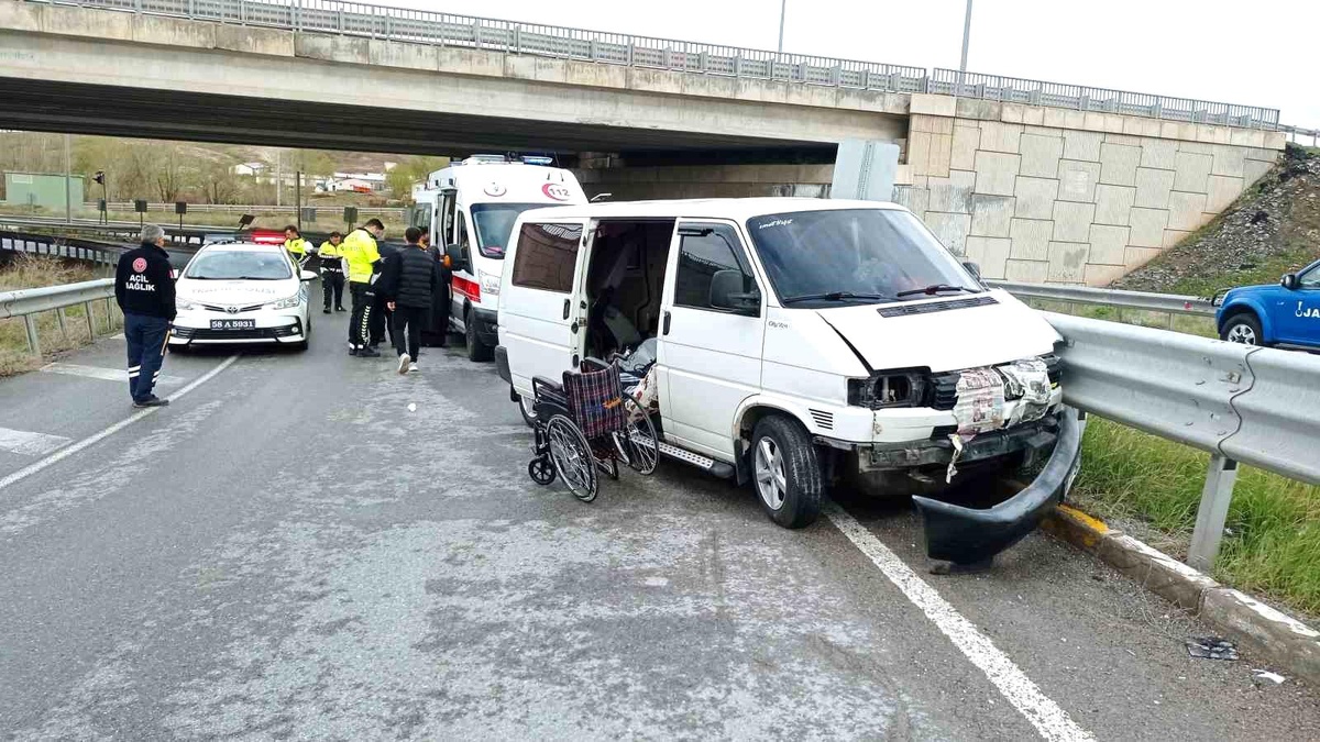 Sivasa Yemin Törenine Giden Ailenin İçinde Bulunduğu Araç Kaza Yaptı