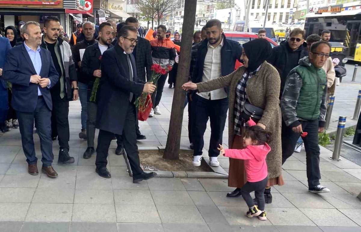 AK Parti İstanbul Milletvekili Adayı Adem Yıldırım Zeytinburnu\'nda Sevgi Yürüyüşüne Katıldı