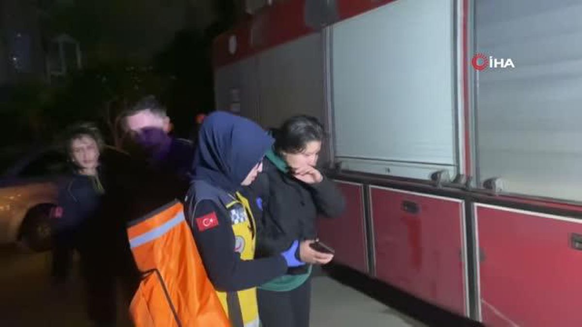 Antalya'da yangın paniği: Mahsur kalan anne ve kızı itfaiye ekipleri kurtardı