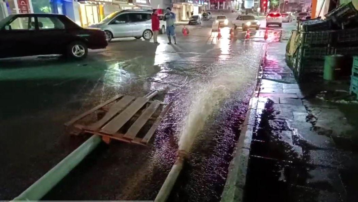 Kayseri Develi\'de Sağanak Yağış Nedeniyle Su Baskınları