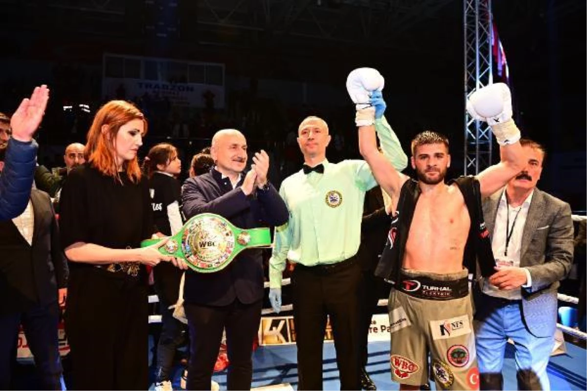 Bakan Karaismailoğlu, Trabzonlu boksör Fatih Keleş\'i tebrik etti