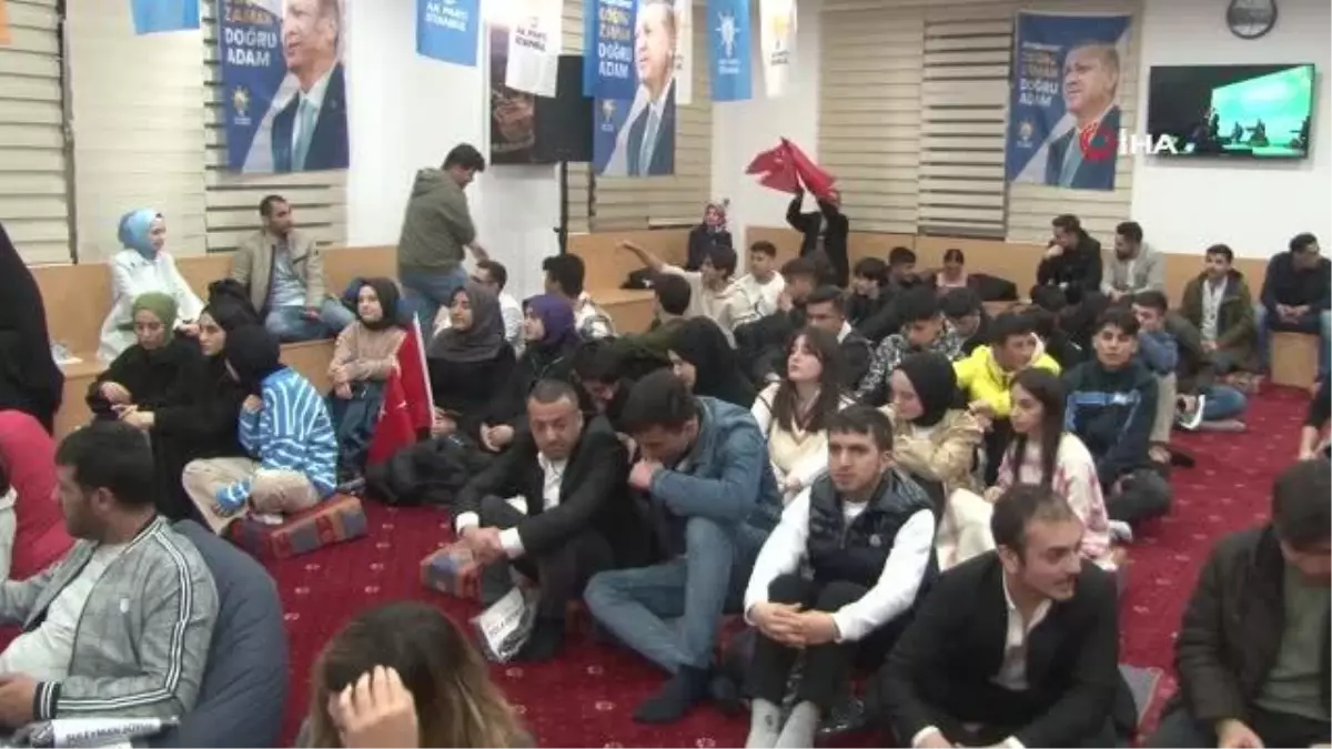 İçişleri Bakanı Soylu, Sultangazi'de gençlerle buluştu