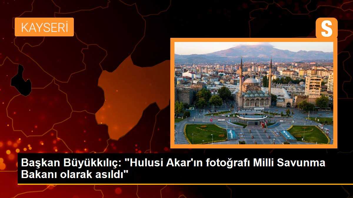 Kayseri Kalesi\'ne Hulusi Akar\'ın fotoğrafı Milli Savunma Bakanı olarak asıldı