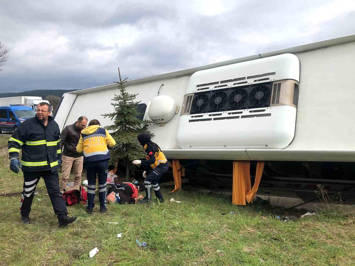 Bilecik\'te Yolcu Otobüsü Devrildi: 1 Ağır 12 Yaralı