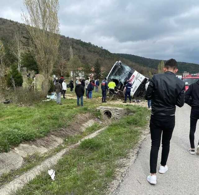 Bilecik'te yolcu otobüsü şarampole devrildi: 1'i ağır 12 yaralı Bilecik'te yolcu otobüsü şarampole devrildi: 1'i ağır 12 yaralı