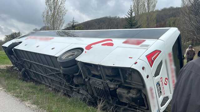 Bilecik'te yolcu otobüsü şarampole devrildi: 1'i ağır 12 yaralı Bilecik'te yolcu otobüsü şarampole devrildi: 1'i ağır 12 yaralı