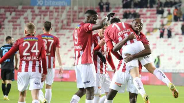 Dananın kuyruğu kopacak! İşte Sivasspor-Fenerbahçe maçının muhtemel 11'i Dananın kuyruğu kopacak! İşte Sivasspor-Fenerbahçe maçının muhtemel 11'i