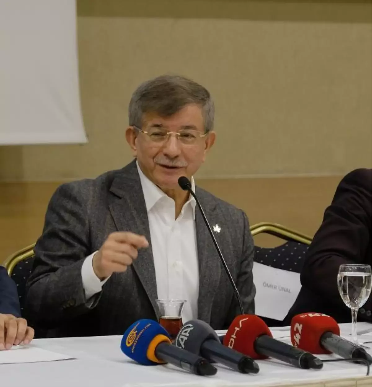 Davutoğlu: 'Şampanyayla secdeyi karşı karşıya getiren zihniyetten kurtulduk'
