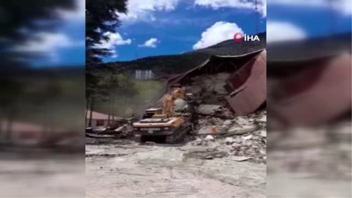 Saimbeyli Kaymakamlık binası depremde yıkıldı