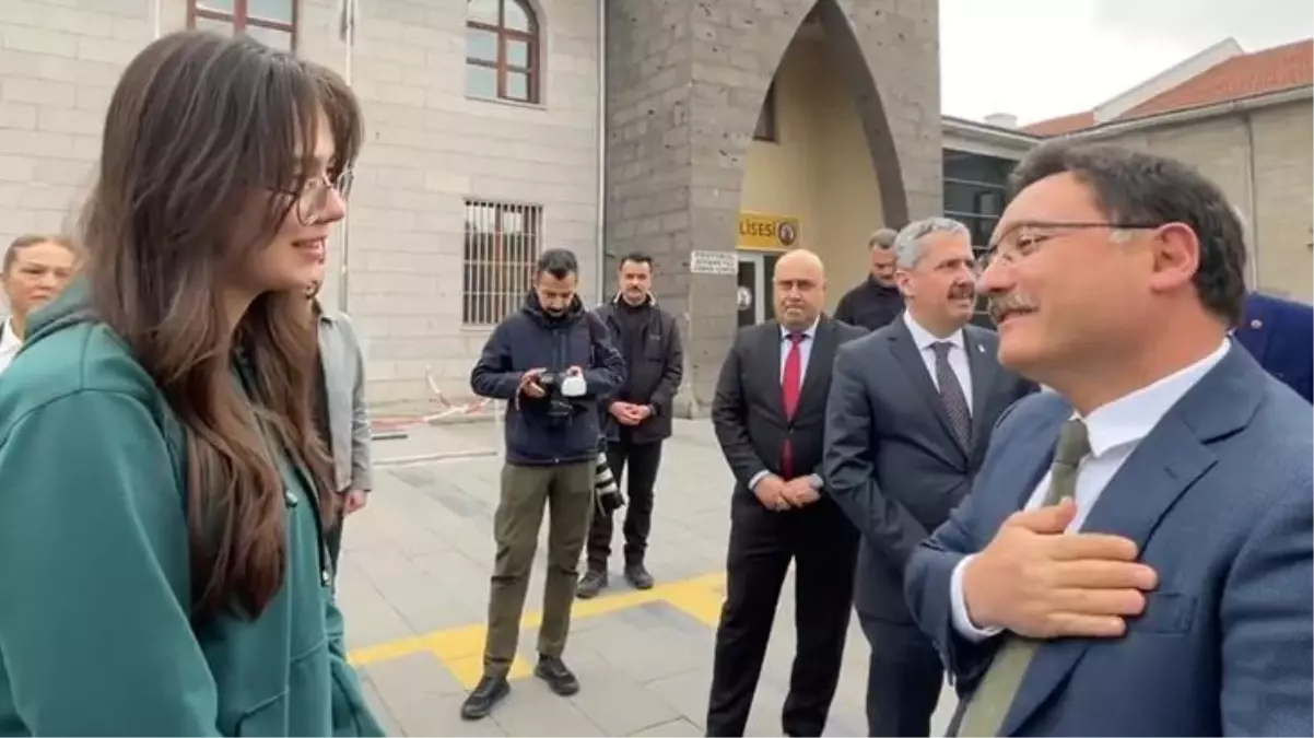 Depremzede genç kızdan Vali Çiçek\'e teşekkür: Çok faydanız oldu bize