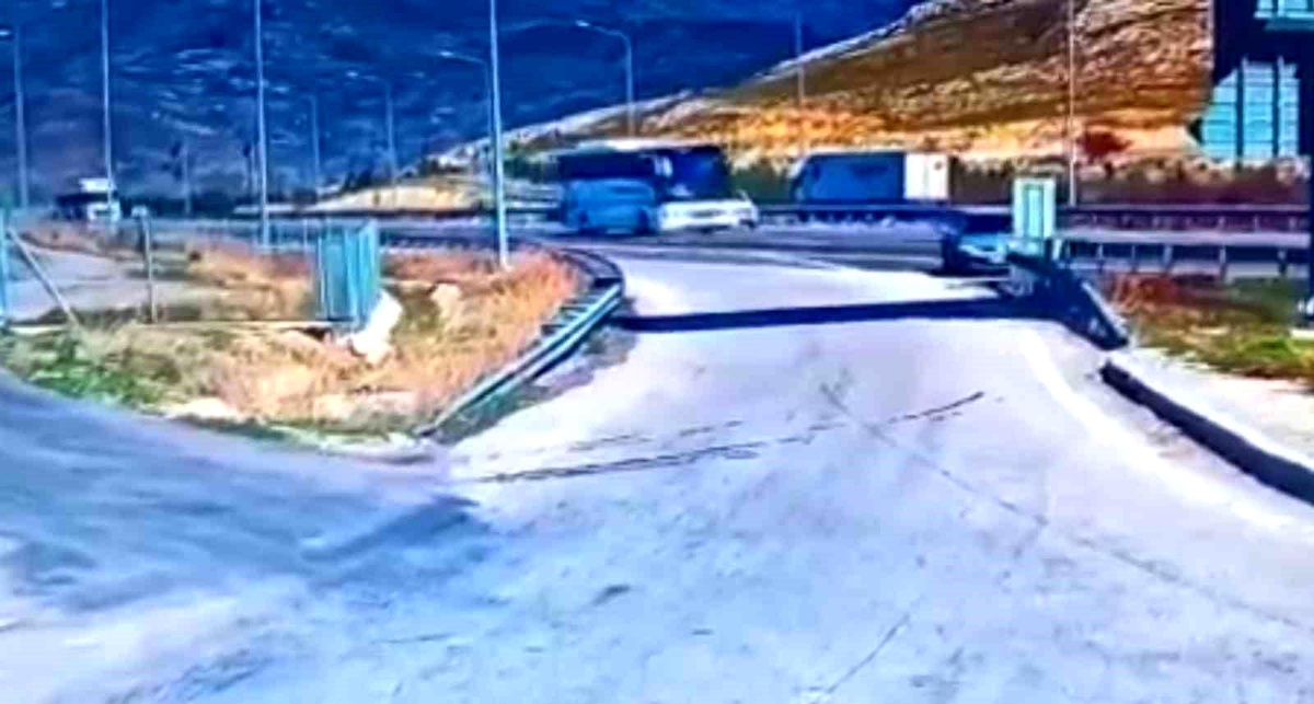 Niğde\'de Otomobil Bariyere Çarptı: 3 Yaralı