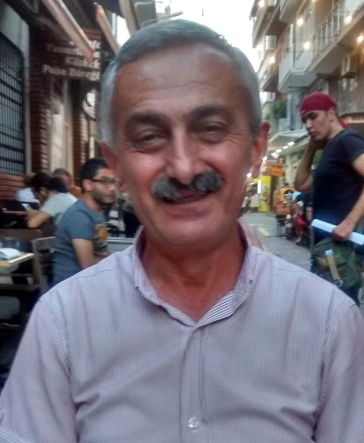 Efeler\'in Münir Müdürü kalbine yenik düştü