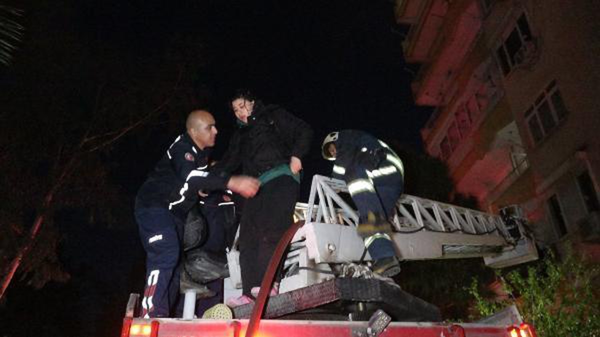 Antalya\'da apartman yangınında kedi sırt çantasına konulup kurtarıldı