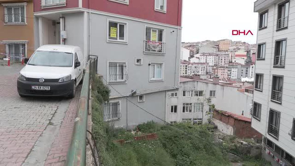 Eyüpsultan\'da İstinat Duvarı Çöktü, 5 Bina Boşaltıldı
