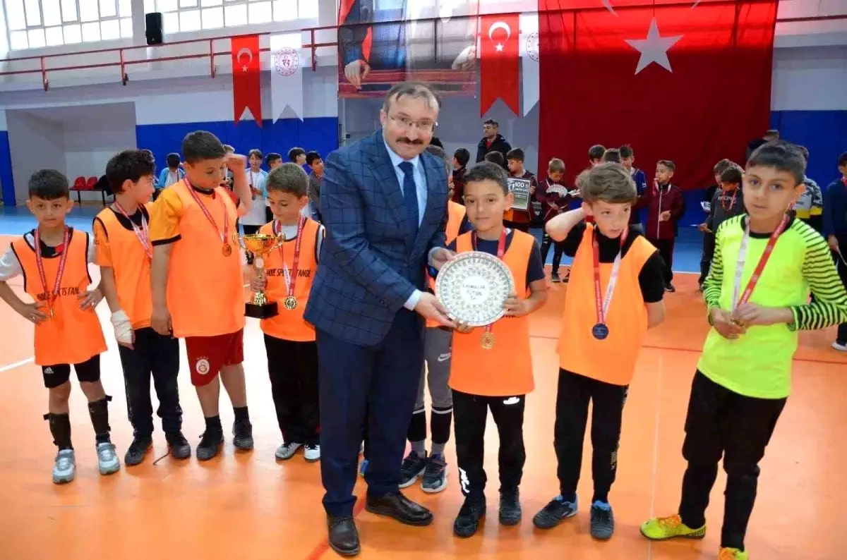 Gazi Emet B Takımı İlkokullar Arası Futsal Turnuvasında Şampiyon Oldu