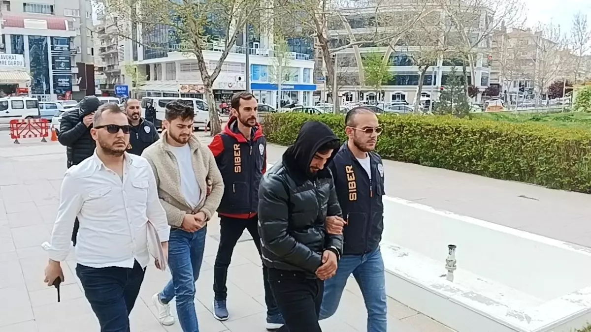 Kırşehir\'de Sahte ve Çalıntı Hesaplarla Dolandırıcılık Yapan Şebeke Çökertildi