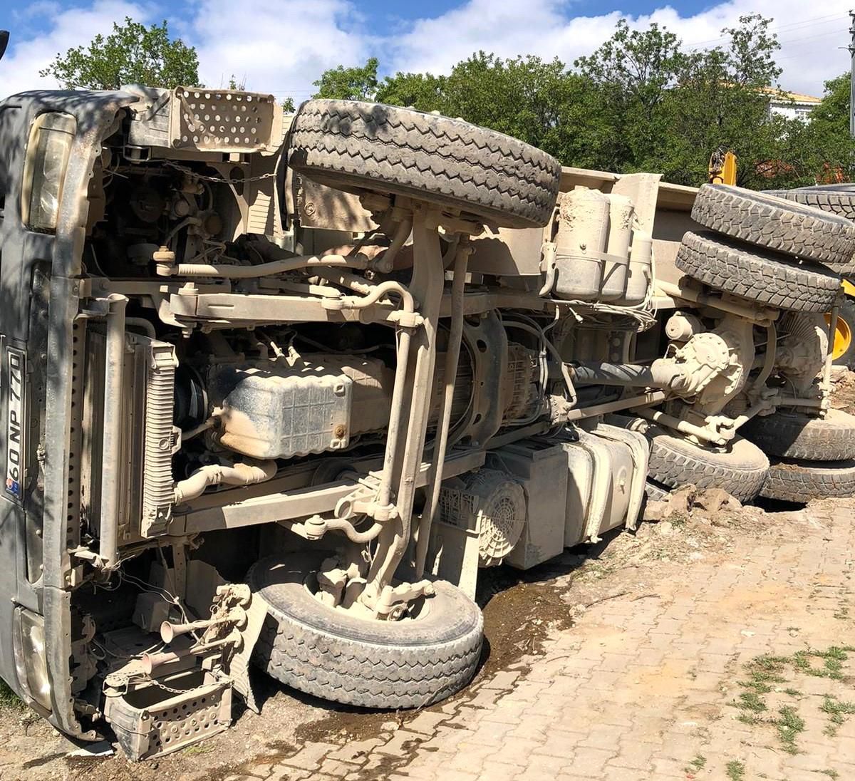 Adıyaman Gölbaşı\'nda Hafriyat Kamyonu Devrildi: 1 Yaralı