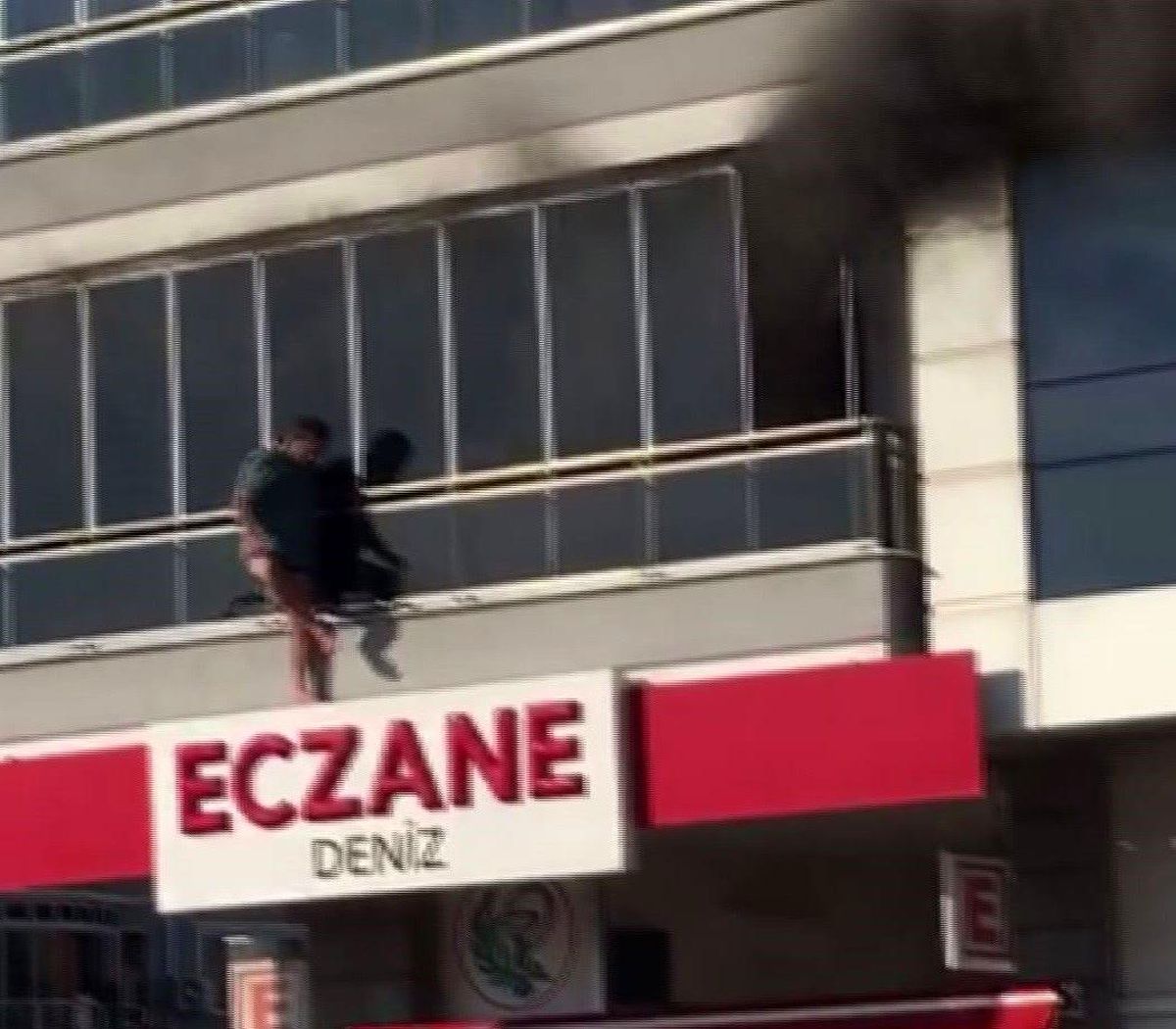 İzmir\'de ev yangınında ev sahibi iş makinesiyle kurtarıldı