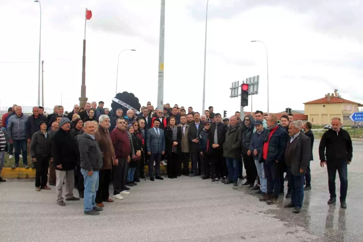 Kavşağa siyah çelenk koyup trafik kazalarını protesto ettiler