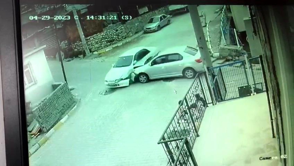 Dilovası\'nda kaza: Otomobil bina duvarına çarptı, bir kişi yaralandı