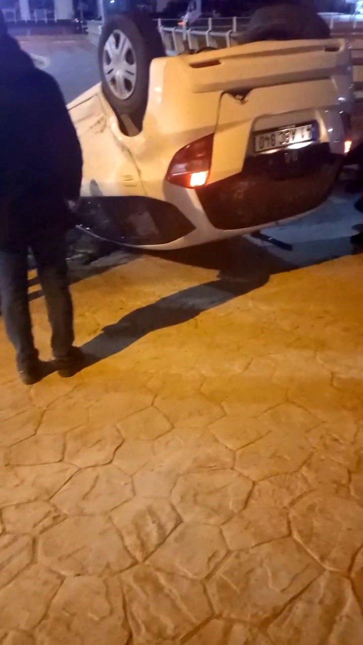 Kocaeli\'de Otomobil Takla Attı: 2 Yaralı