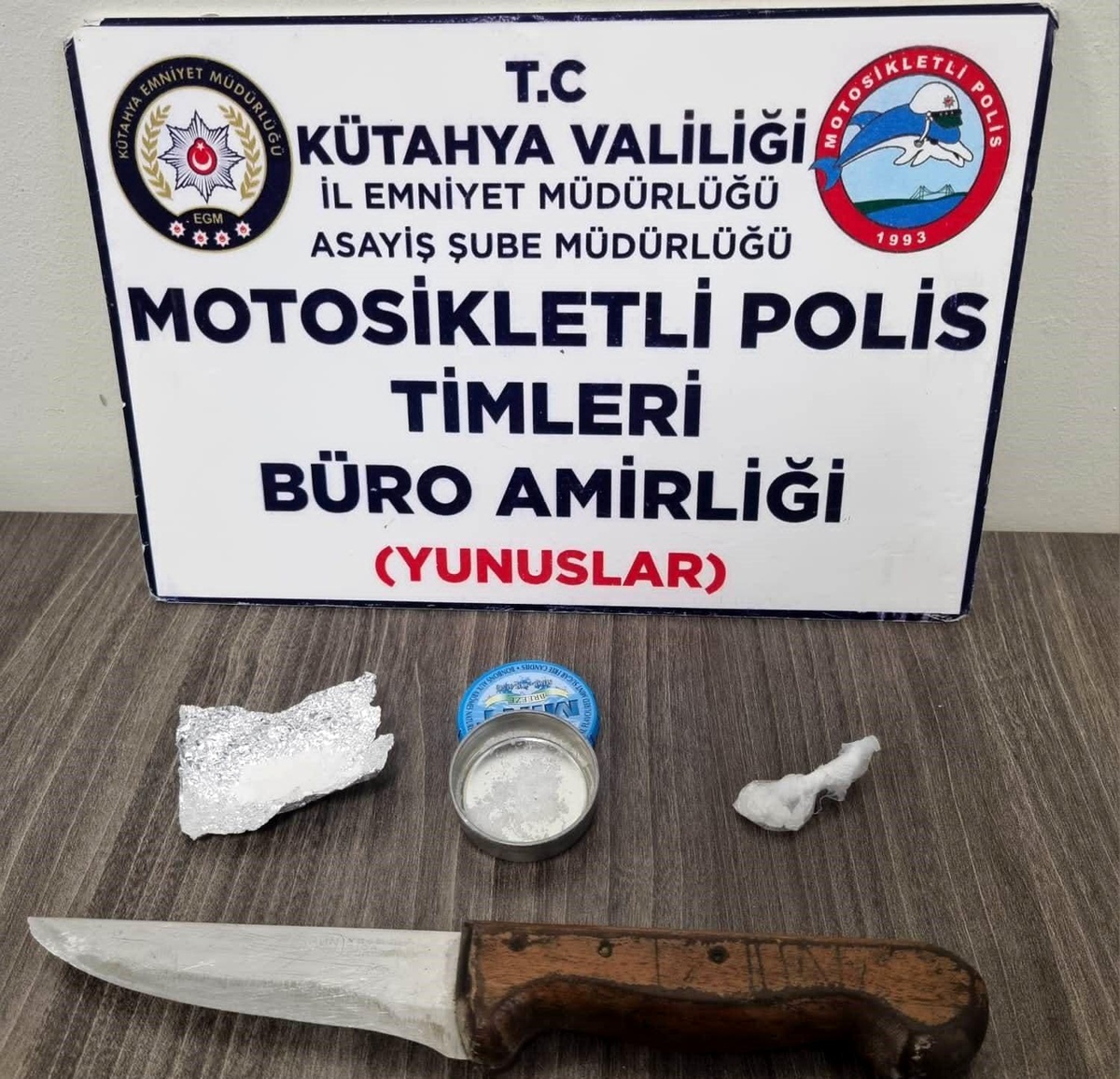Kütahya\'da Motosikletli Polis Timleri Şahsın Üstünde Uyuşturucu ve Kesici Alet Buldu