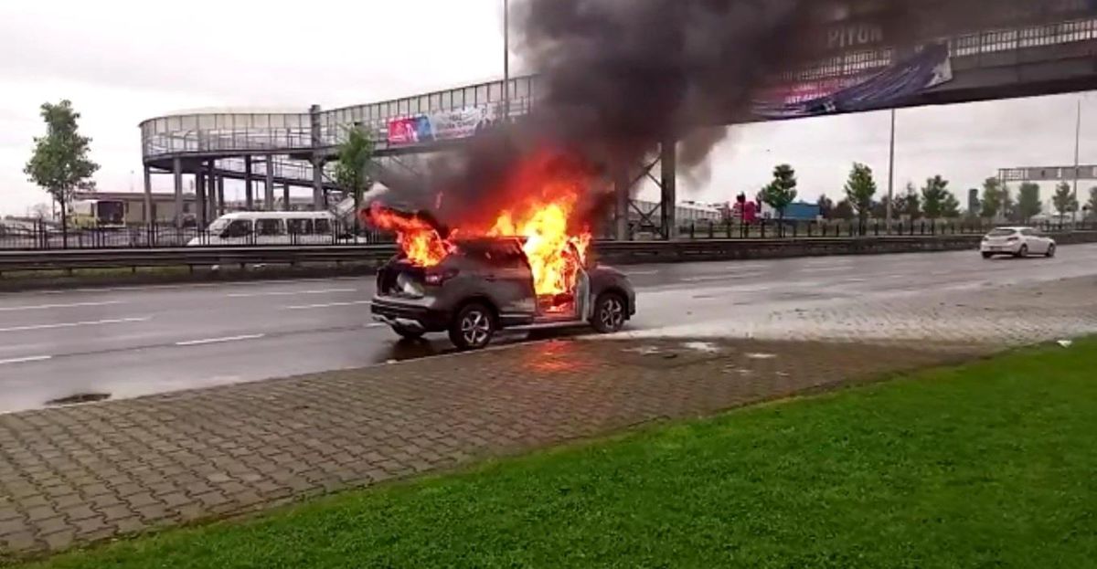 Trabzon\'da Kadın Sürücü Cipindeki Yangından Son Anda Kurtuldu