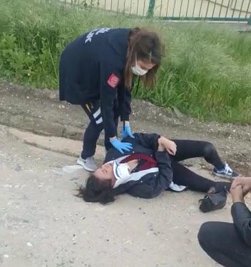 Scooter süren kız çocuğuna başıboş sokak köpekleri saldırdı