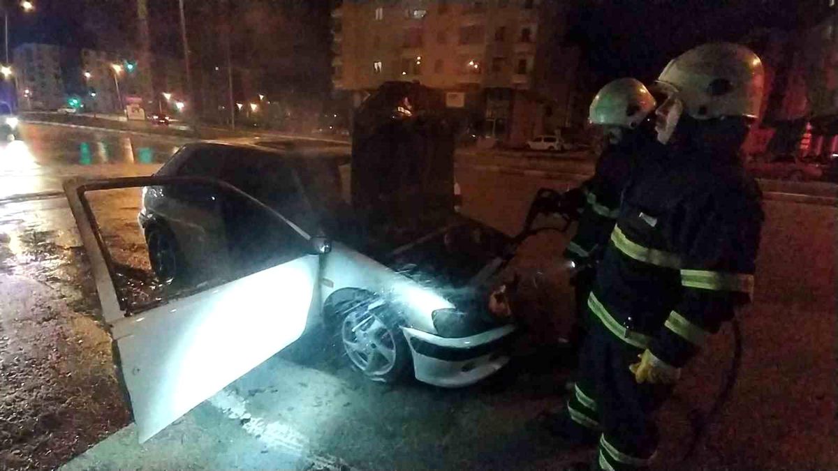 Çorum\'da Otomobil Yangını İtfaiye Tarafından Söndürüldü