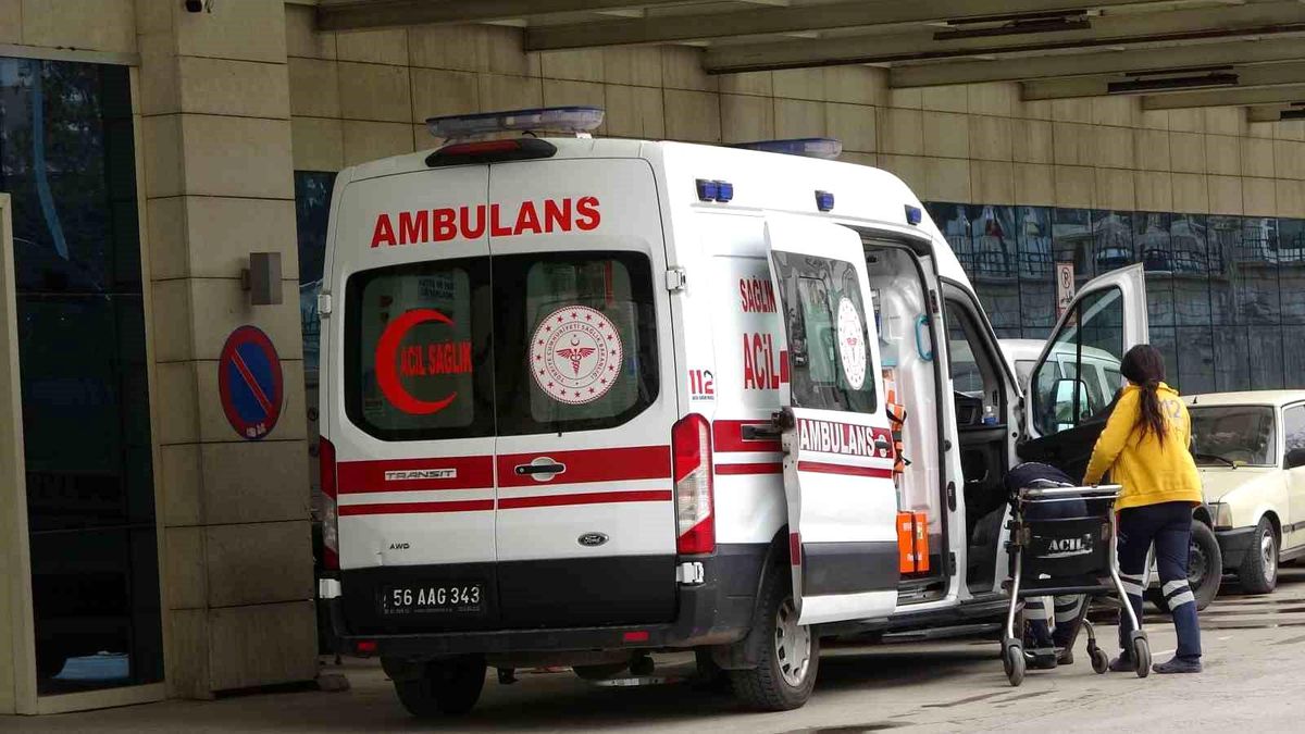 Siirt\'te Otomobil ve Minibüs Çarpıştı: 1 Yaralı