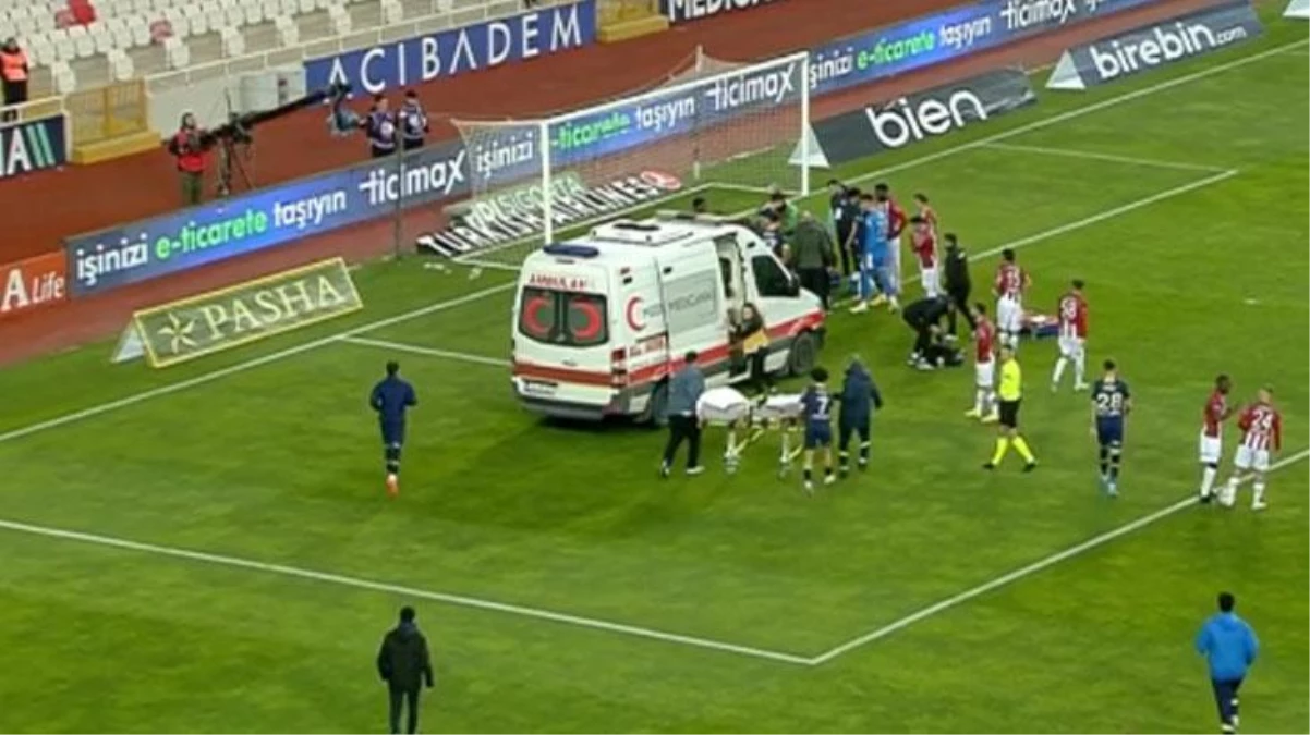 Yeşil sahada korku dolu anlar! Fenerbahçeli Valencia hastaneye kaldırıldı