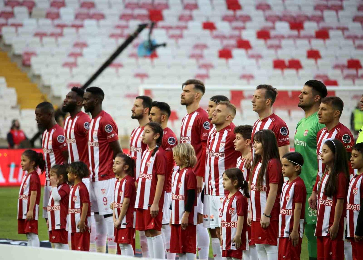 Sivasspor, Fenerbahçe maçında 14. mağlubiyetini aldı