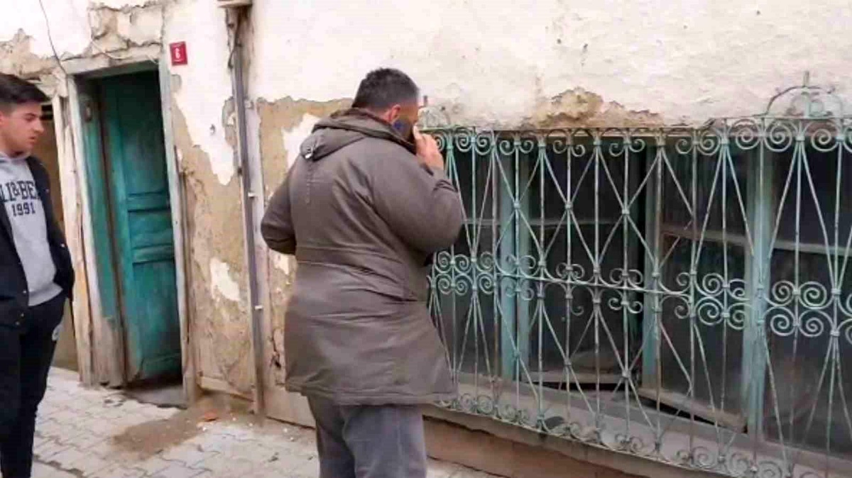 Tavşanlı\'da Tarihi Bina Duman Paniği Yarattı