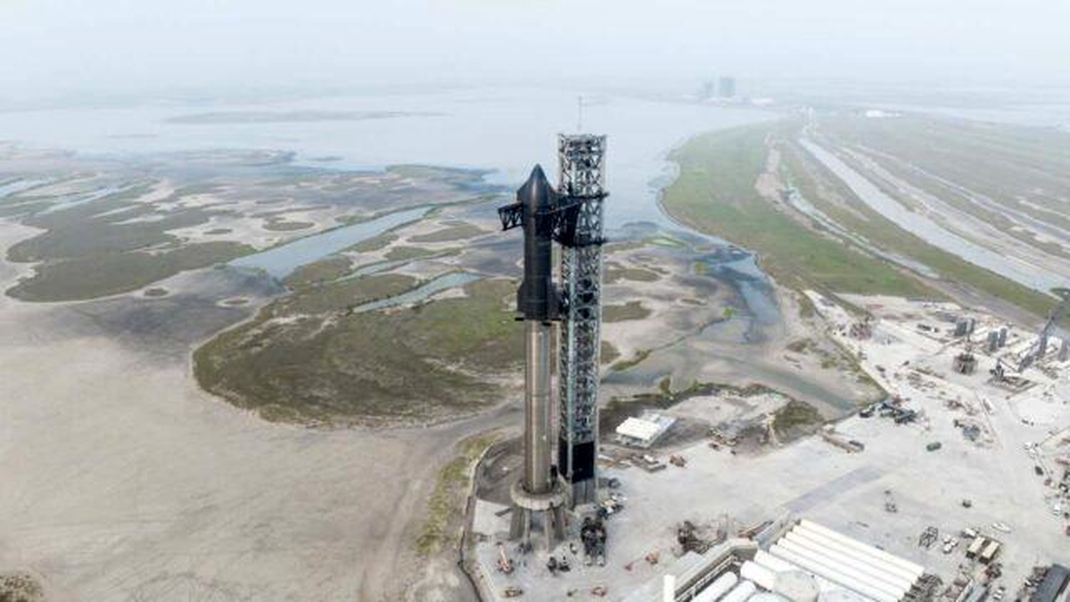 SpaceX Starship roketi fırlatma sonrasında yangın çıkardı ve evlere hasar verdi