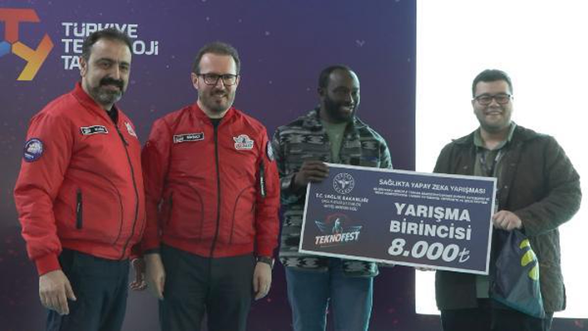 TEKNOFEST\'te \'Sağlıkta Yapay Zeka\' yarışmasında birinci olan öğrencilere ödülleri takdim edildi