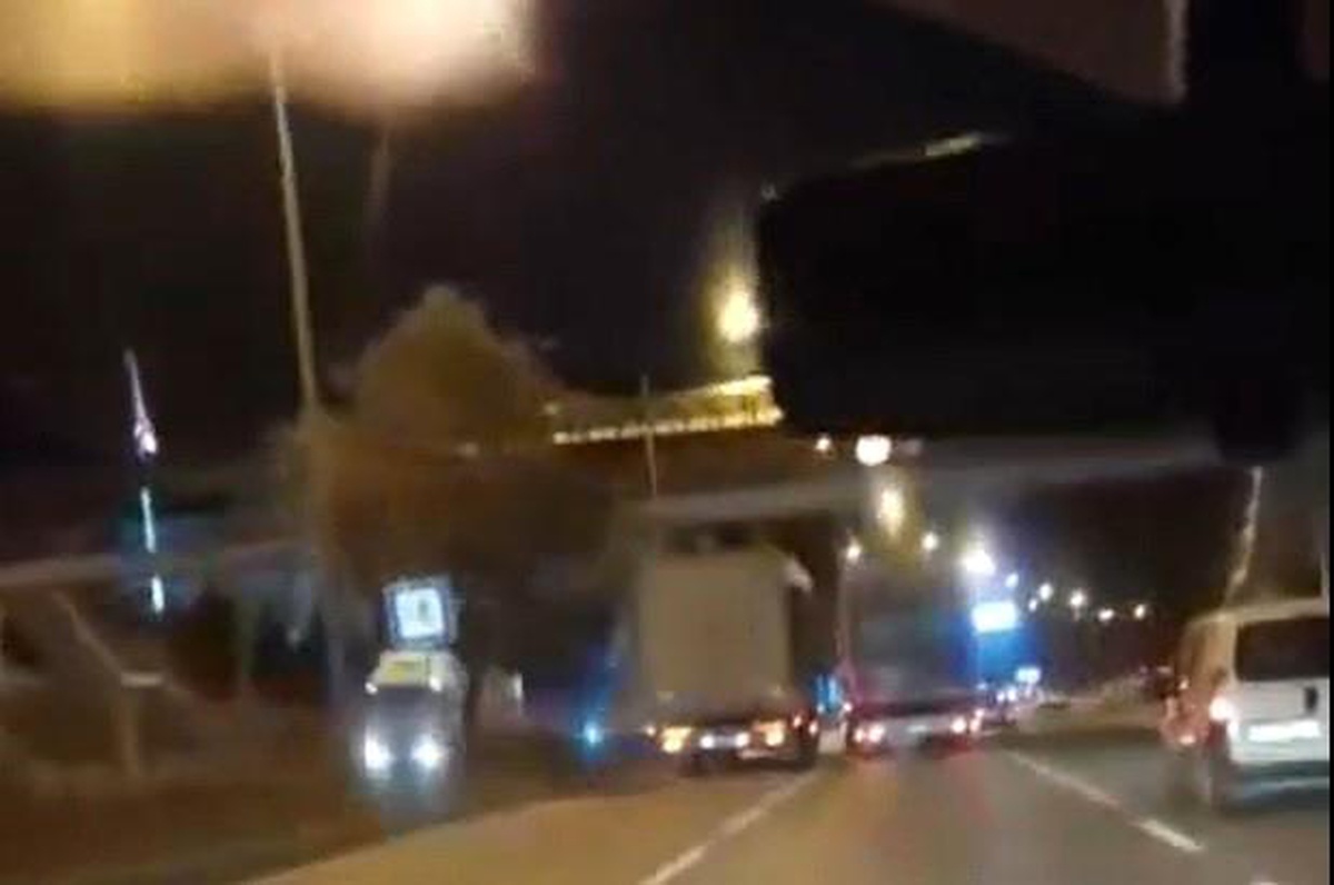 Eskişehir\'de Tıra Yol Vermeyen Otomobil Sürücüsü Maddi Hasarlı Kaza Yaptı