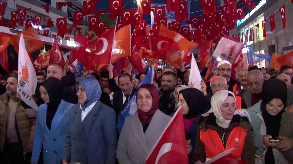AK Parti İstanbul 39 ilçede gençlerle yürüyüş düzenledi