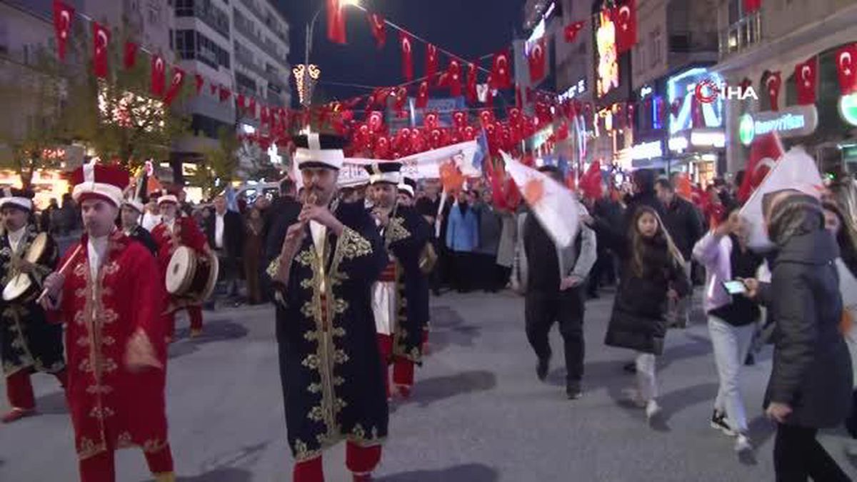 Ümraniye'de gençler 'Recep Tayyip Erdoğan' sloganlarıyla yürüdü