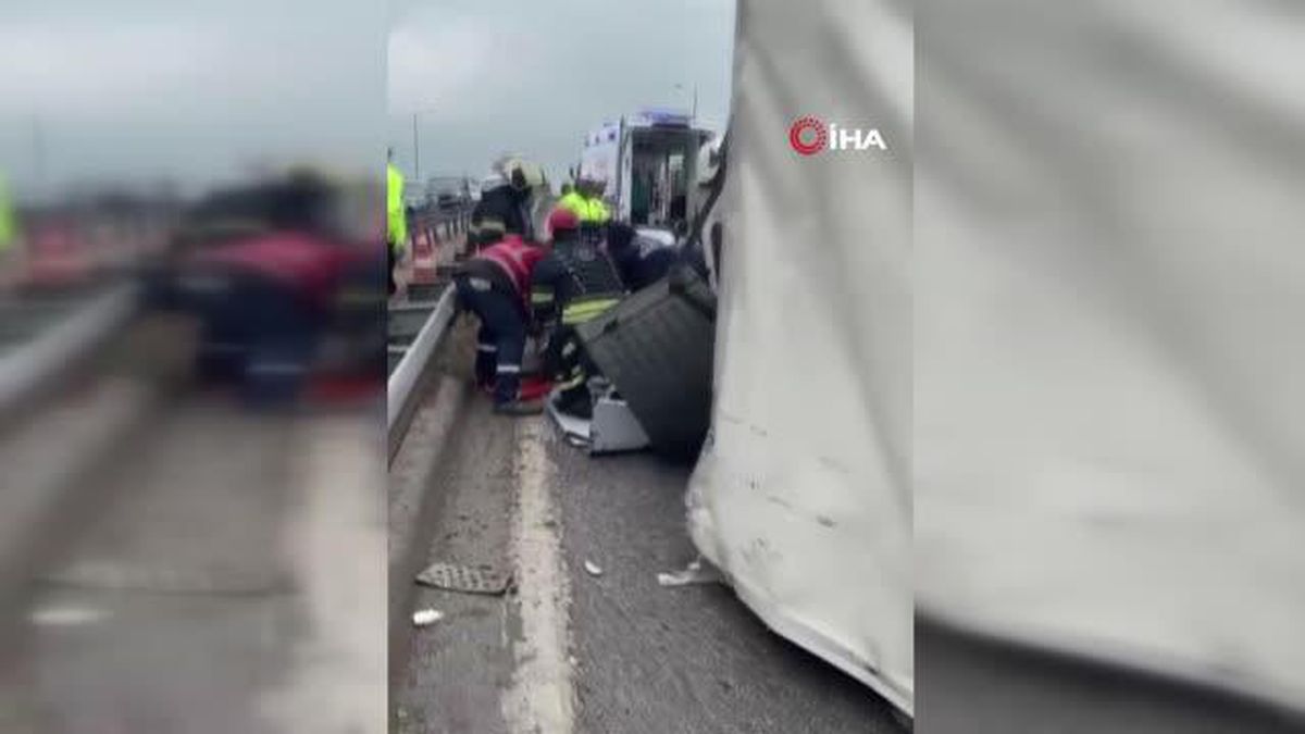 Kocaeli\'de virajda devrilen tır trafik kuyruğuna neden oldu