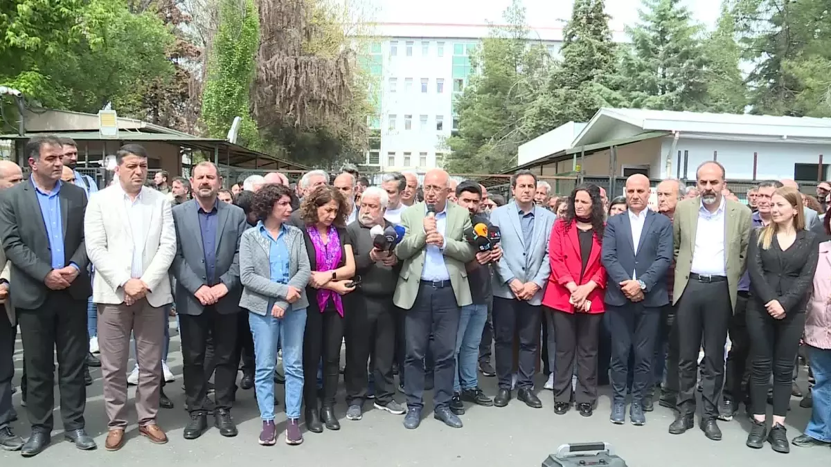 Diyarbakır\'da Gözaltı Operasyonu Protesto Edildi