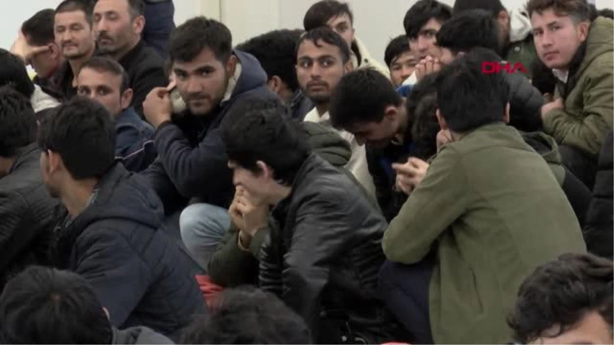 İstanbul\'da yakalanan 138 Afganistan uyruklu kaçak göçmen sınır dışı edildi